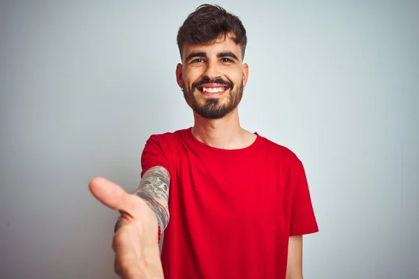 Mladý Muž Tetováním Rudém Tričku Stojící Nad Ojedinělým Bílým Pozadím — Stock fotografie
