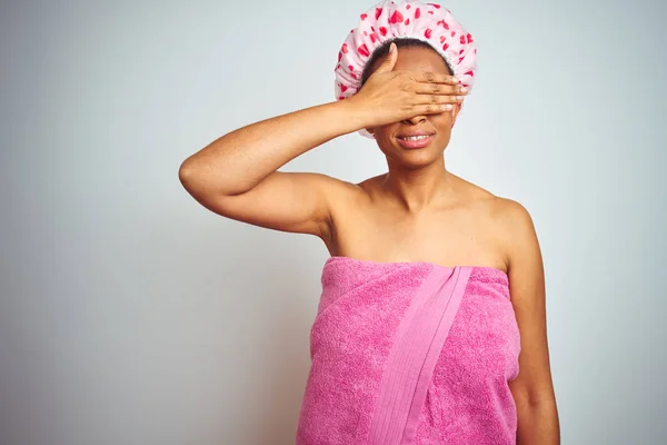 Africká Američanka Růžovým Sprchou Koupeli Izolovaném Pozadí Úsměvem Rukou Tváři — Stock fotografie