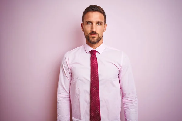 Бізнесмен Краватці Елегантній Сорочці Над Рожевим Ізольованим Тлом Серйозним Виразом — стокове фото