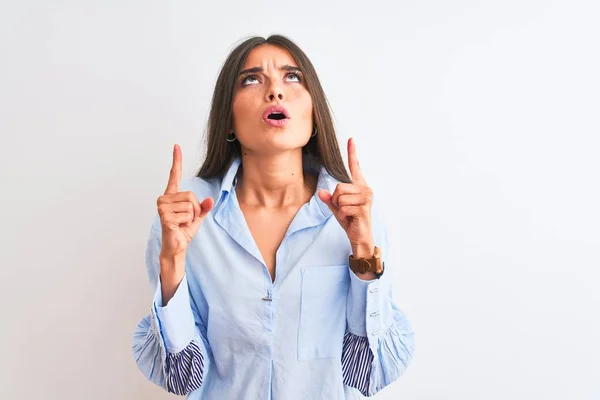 Junge Schöne Frau Blau Elegantem Hemd Steht Vor Isoliertem Weißem — Stockfoto