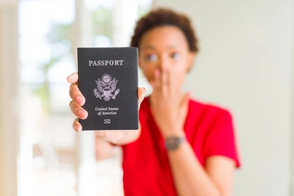 年轻的非洲裔美国妇女拿着美国护照盖嘴与手震惊与耻辱的错误 表达恐惧 害怕在沉默 秘密概念 — 图库照片