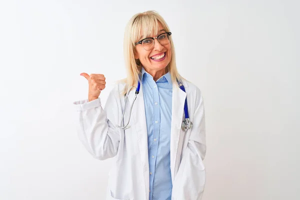 Médico Meia Idade Mulher Usando Óculos Estetoscópio Sobre Fundo Branco — Fotografia de Stock