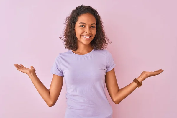 Jovem Brasileira Vestindo Camiseta Sobre Fundo Rosa Isolado Sorrindo Mostrando — Fotografia de Stock