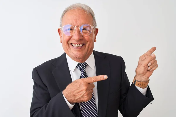 Starszy Siwy Biznesmen Ubrany Garniturze Okulary Białym Tle Uśmiechnięte Patrząc — Zdjęcie stockowe