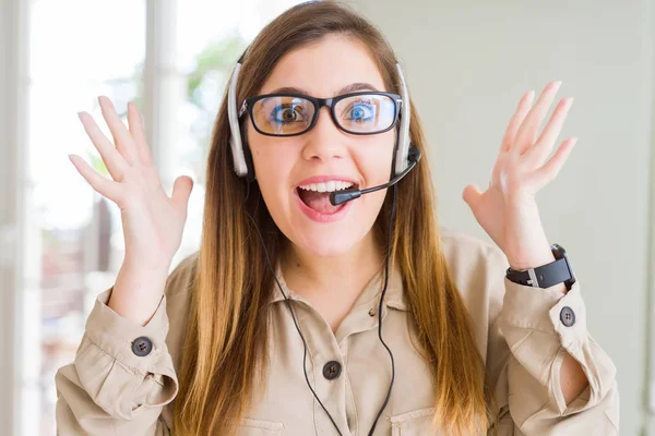 Bella Giovane Donna Operatore Indossa Auricolare Ufficio Festeggiando Pazzo Stupito — Foto Stock