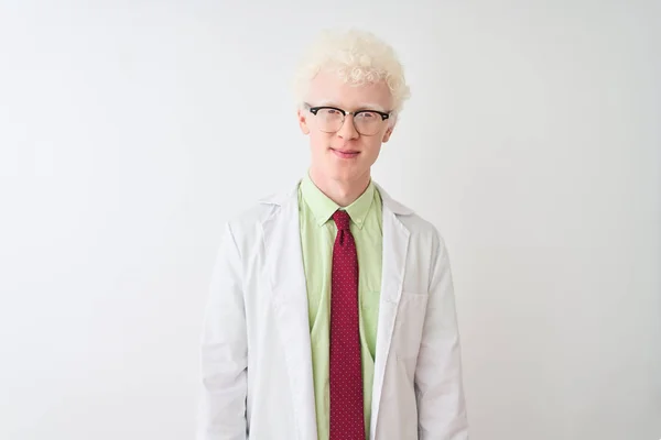 Mladý Albín Plavovlasý Vědec Nosí Kabát Brýle Izolované Bílé Pozadí — Stock fotografie