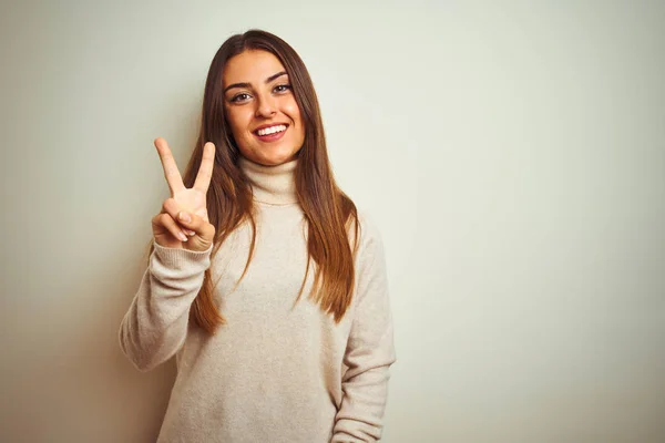 Jonge Mooie Vrouw Dragen Winter Coltrui Trui Geïsoleerde Witte Achtergrond — Stockfoto