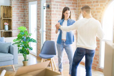 Güzel genç çift yeni bir eve hareket, aşk cel dans