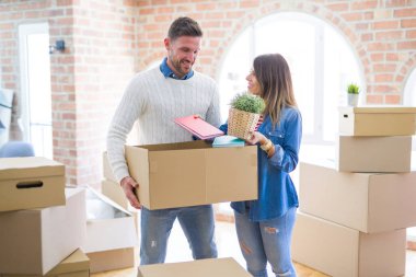 Genç ve güzel bir çift yeni evine taşınıyor.