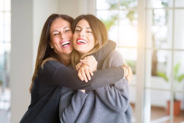 Anne ve kızı birlikte, sarılma ve öpüşme evde güzel ailesi