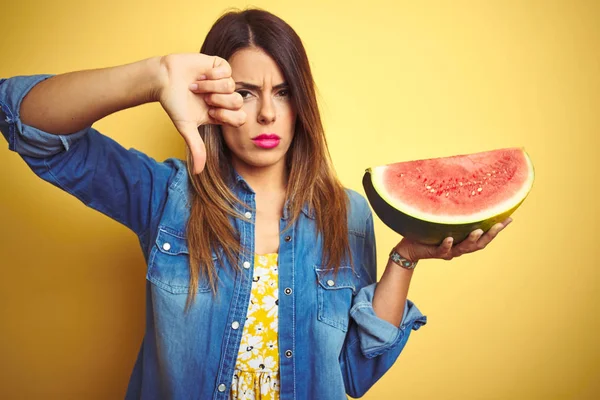 Joven Hermosa Mujer Comiendo Fresco Saludable Sandía Rebanada Sobre Fondo — Foto de Stock