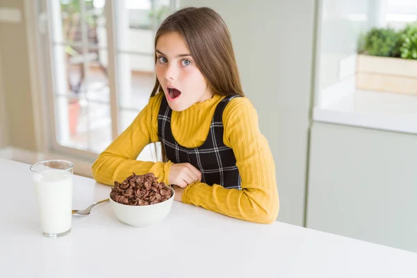 Belle Jeune Fille Enfant Mangeant Des Céréales Chocolat Verre Lait — Photo