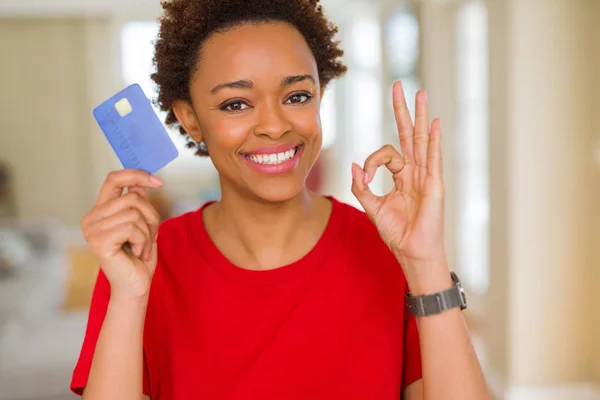 Junge Afrikanisch Amerikanische Frau Mit Kreditkarte Tut Zeichen Mit Den — Stockfoto