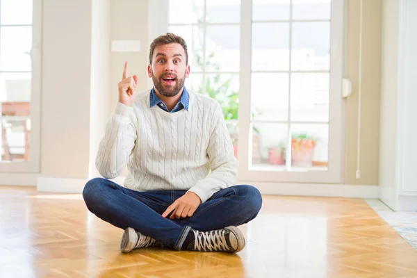 Hombre Guapo Con Suéter Casual Sentado Suelo Casa Apuntando Con —  Fotos de Stock