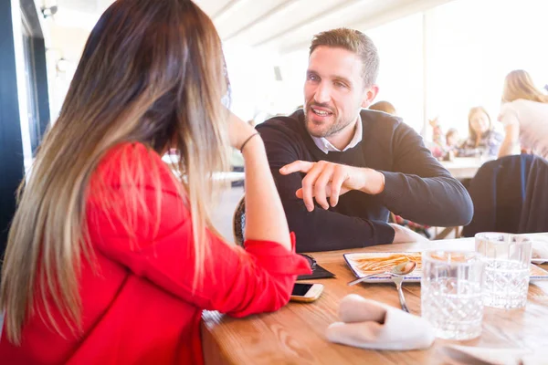 Fiatal Pár Szerelmes Amelynek Beszélgetést Restaurante Beszél Boldog Vidám Szabadban — Stock Fotó