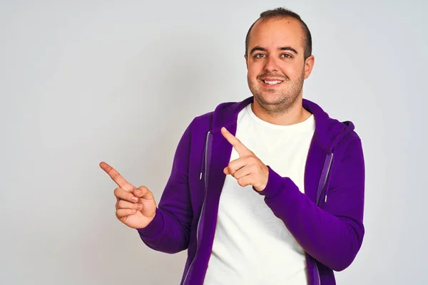 Jovem Vestindo Camisola Roxa Sobre Fundo Branco Isolado Sorrindo Olhando — Fotografia de Stock