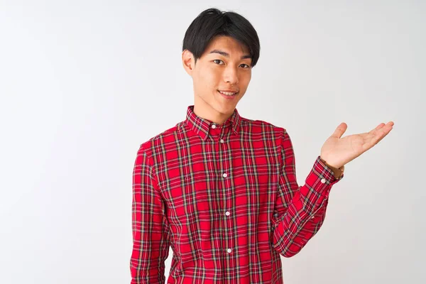 Молодой Китаец Непринужденной Красной Рубашке Стоит Изолированном Белом Фоне Улыбаясь — стоковое фото