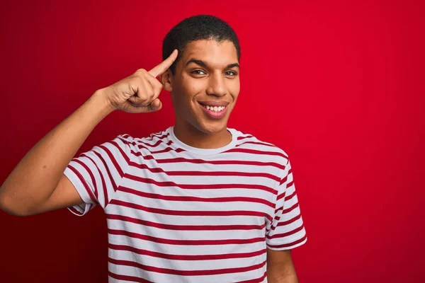 Mladý Pohledný Arabský Muž Pruhovaném Tričku Izolovaném Červeném Pozadí Usmívající — Stock fotografie