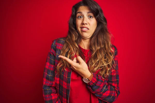 Jovem Mulher Bonita Vestindo Jaqueta Casual Sobre Fundo Vermelho Isolado — Fotografia de Stock