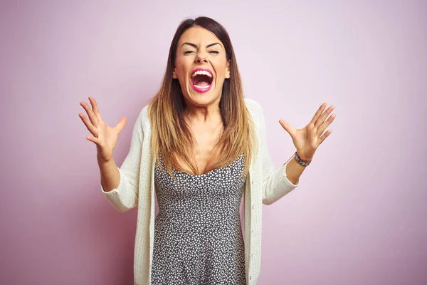 Giovane Bella Donna Piedi Sfondo Rosa Isolato Che Celebra Pazzo — Foto Stock