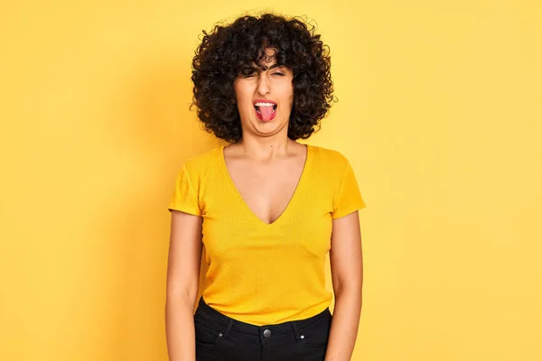 Ung Arabisk Kvinna Med Lockigt Hår Bär Shirt Stående Över — Stockfoto