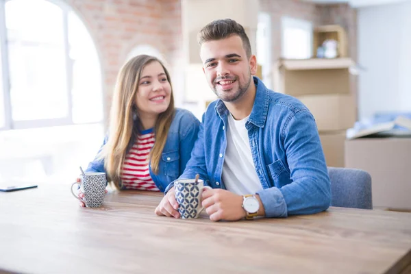 Junges Paar Trinkt Eine Tasse Kaffee Und Freut Sich Über — Stockfoto