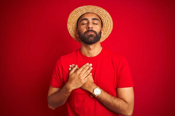 Homem Indiano Bonito Jovem Vestindo Shirt Chapéu Sobre Fundo Vermelho — Fotografia de Stock