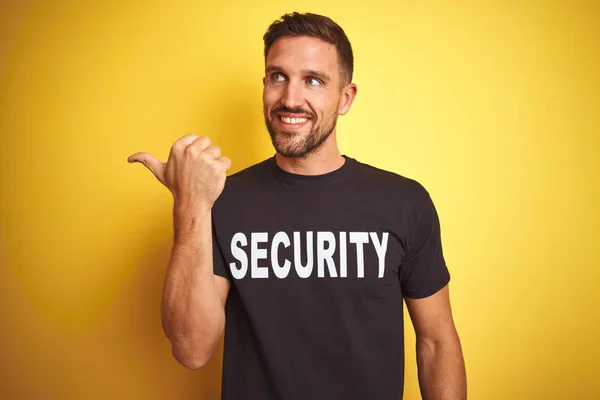 Jovem Salvaguardar Homem Vestindo Uniforme Segurança Sobre Amarelo Isolado Fundo — Fotografia de Stock