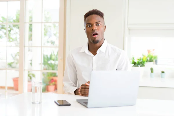 African American Business Man Werken Met Behulp Van Laptop Bang — Stockfoto