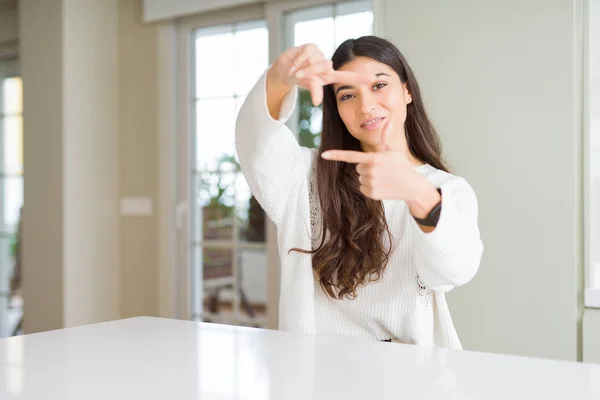 Giovane Bella Donna Casa Sul Tavolo Bianco Sorridente Facendo Cornice — Foto Stock