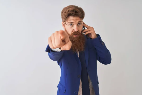 Joven Pelirroja Irlandesa Hombre Negocios Hablando Teléfono Inteligente Sobre Fondo —  Fotos de Stock