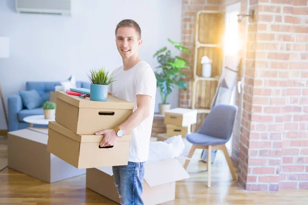 Bello Giovane Uomo Sorridente Felice Trasferirsi Una Nuova Casa Molto — Foto Stock