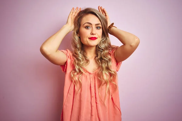 Ung Vacker Kvinna Bär Shirt Stående Över Rosa Isolerad Bakgrund — Stockfoto