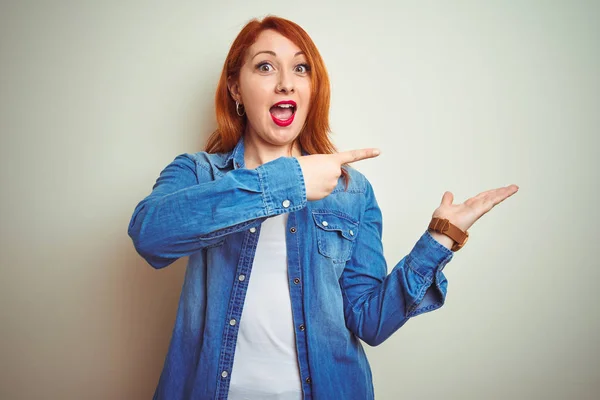 Giovane Bella Rossa Donna Indossa Camicia Jeans Piedi Sfondo Bianco — Foto Stock