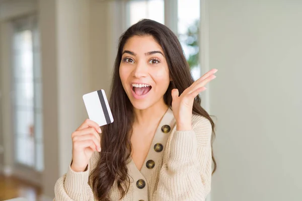Молода Жінка Тримає Кредитну Картку Платіж Дуже Щаслива Схвильована Вираз — стокове фото