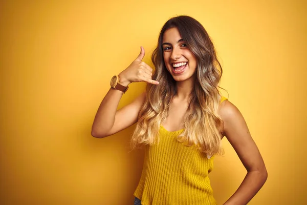 Junge Schöne Frau Trägt Shirt Über Gelbem Isoliertem Hintergrund Und — Stockfoto
