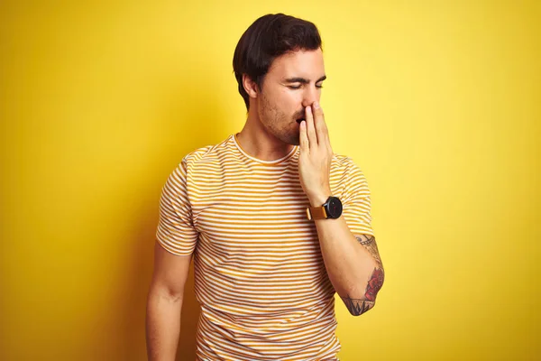 노란색 줄무늬 티셔츠를 문신을 남자는 손으로 불안과 — 스톡 사진
