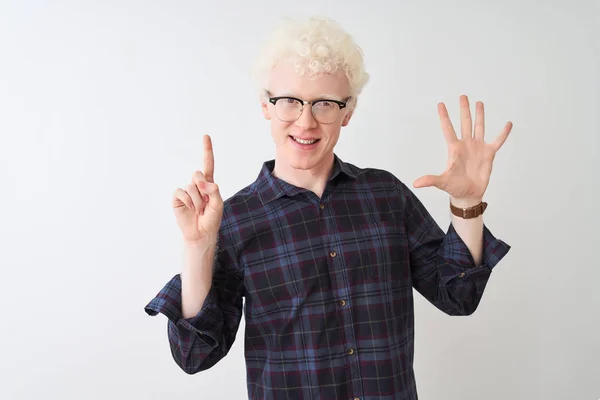 Jovem Albino Loiro Vestindo Camisa Casual Óculos Sobre Fundo Branco — Fotografia de Stock