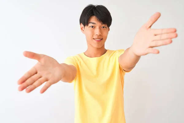 Hombre Chino Con Camiseta Casual Amarilla Pie Sobre Fondo Blanco — Foto de Stock