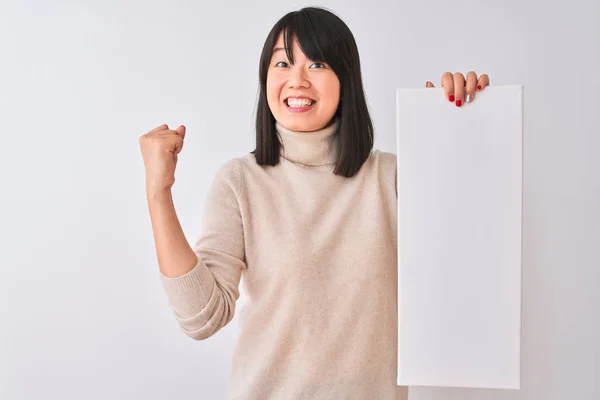 Jonge Mooie Chinese Vrouw Houden Banner Staande Geïsoleerde Witte Achtergrond — Stockfoto