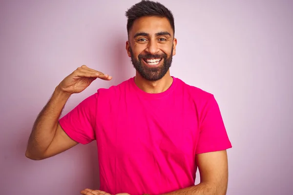 Jonge Indiase Man Dragen Shirt Staande Geïsoleerde Roze Achtergrond Gebaren — Stockfoto