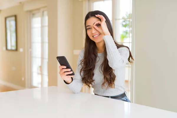 Jonge Vrouw Met Behulp Van Smartphone Verzenden Van Een Bericht — Stockfoto