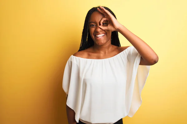 Jeune Femme Afro Américaine Portant Shirt Blanc Debout Sur Fond — Photo