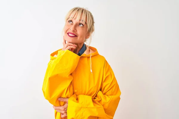 Μεσήλικη Γυναίκα Που Φοράει Κίτρινο Στρώμα Βροχής Στέκεται Πάνω Από — Φωτογραφία Αρχείου
