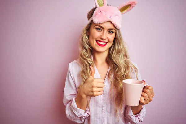 Jeune Femme Pyjama Masque Buvant Une Tasse Café Sur Fond — Photo