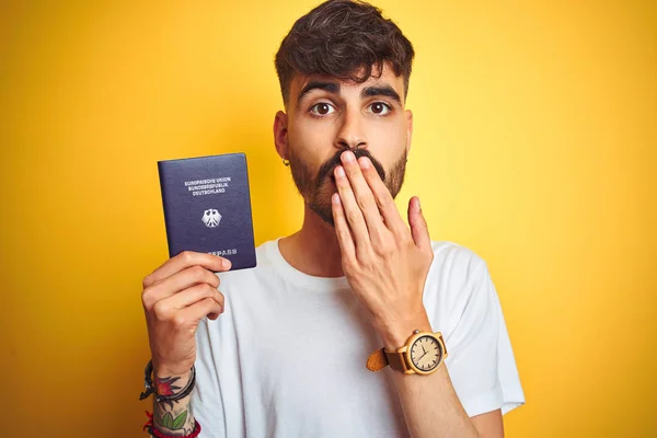 Молода Людина Татуюванням Носить Паспорт Німецької Німеччини Над Ізольованим Жовтим — стокове фото