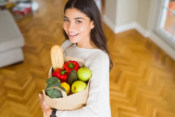 Mulher Bonita Sorrindo Segurando Saco Papel Cheio Mantimentos Frescos Casa — Fotografia de Stock