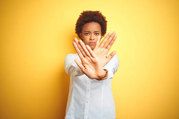 African American Business Vrouw Geïsoleerde Gele Achtergrond Afwijzing Expressie Kruising — Stockfoto