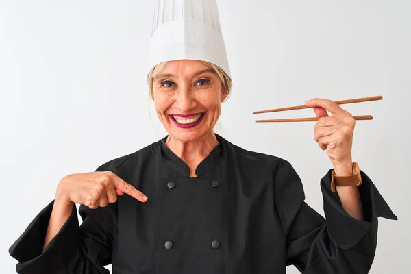 Mulher Chef Meia Idade Usando Boné Segurando Pauzinhos Sobre Fundo — Fotografia de Stock