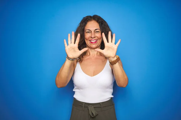 Donna Anziana Mezza Età Con Capelli Ricci Piedi Sfondo Blu — Foto Stock